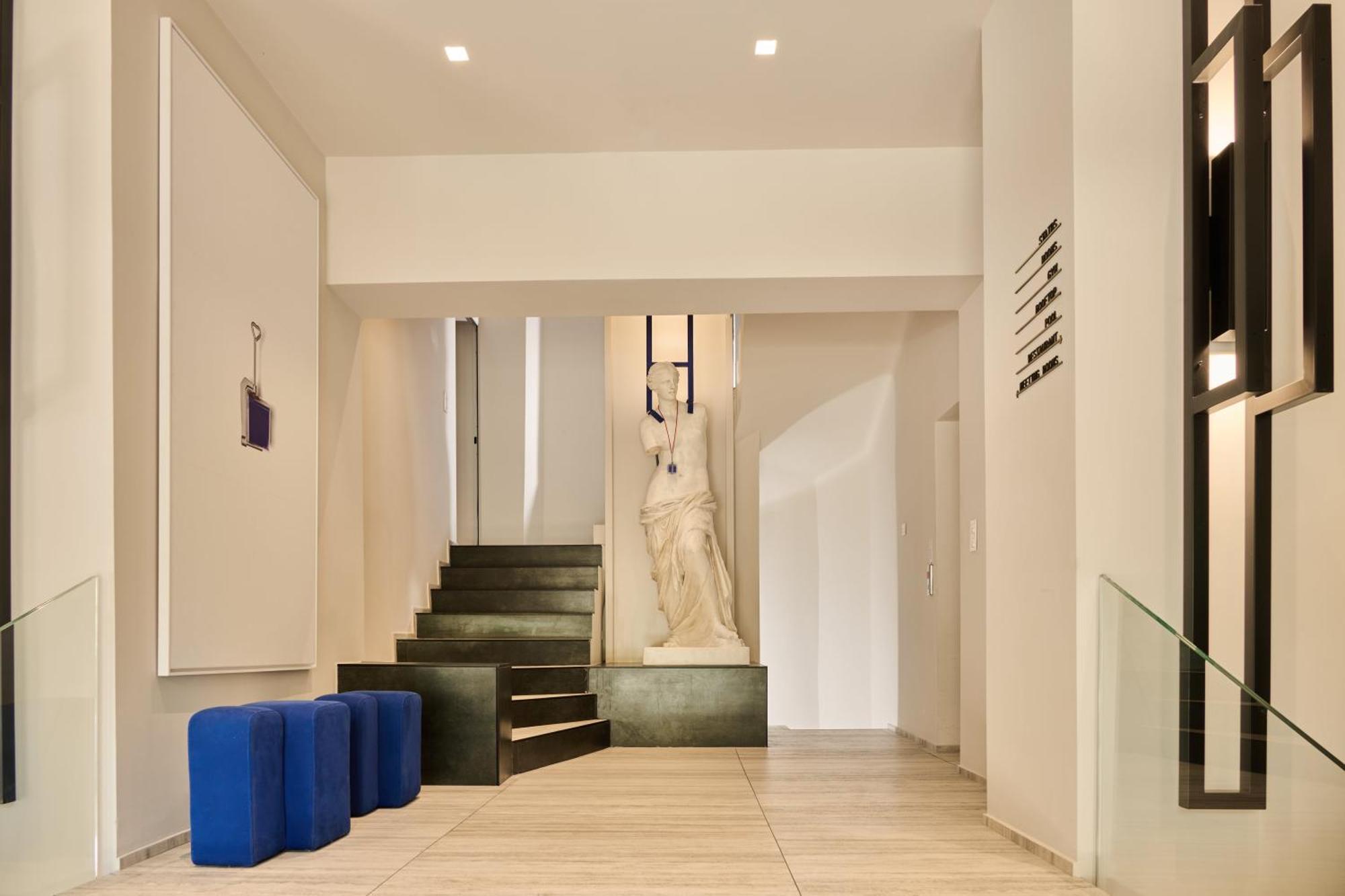 Vision Omonia, Hotel