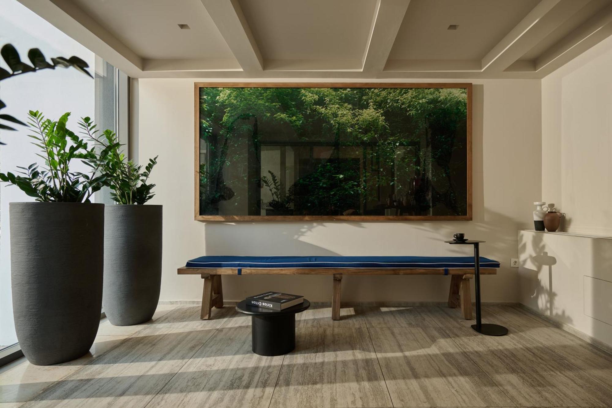 Vision Omonia, Hotel