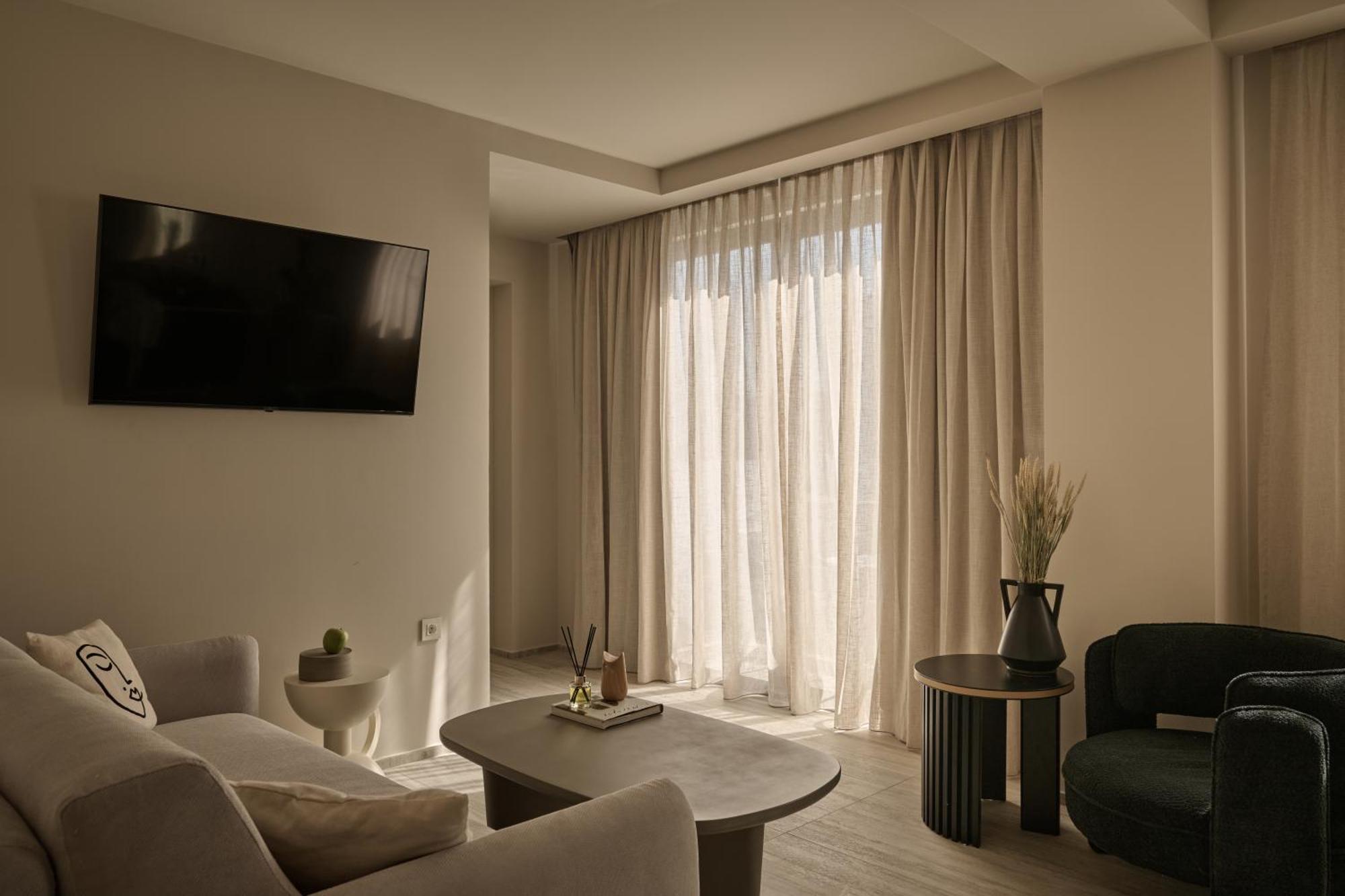 Vision Omonia, Hotel